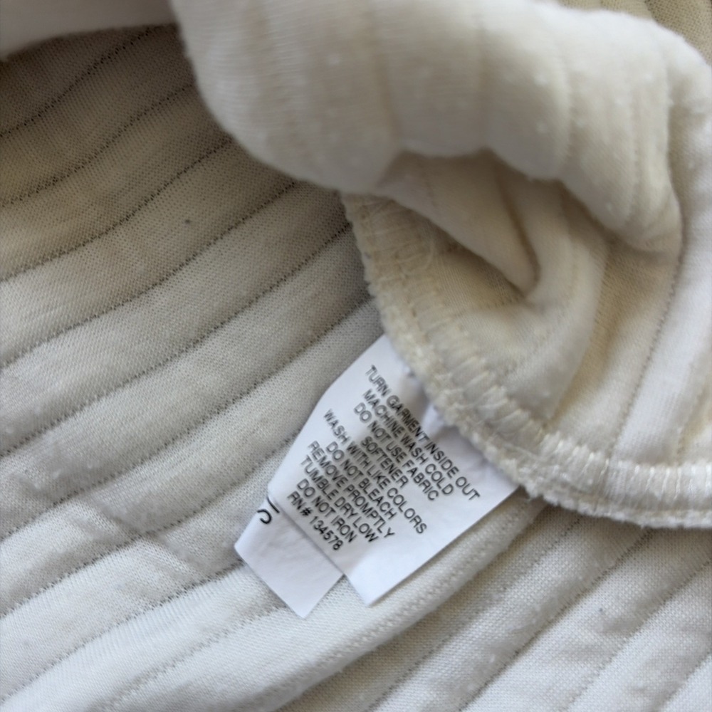 Vineyard Vines Women's Cream Quilted Pullover with Light Blue Trim - Picture 6 of 7